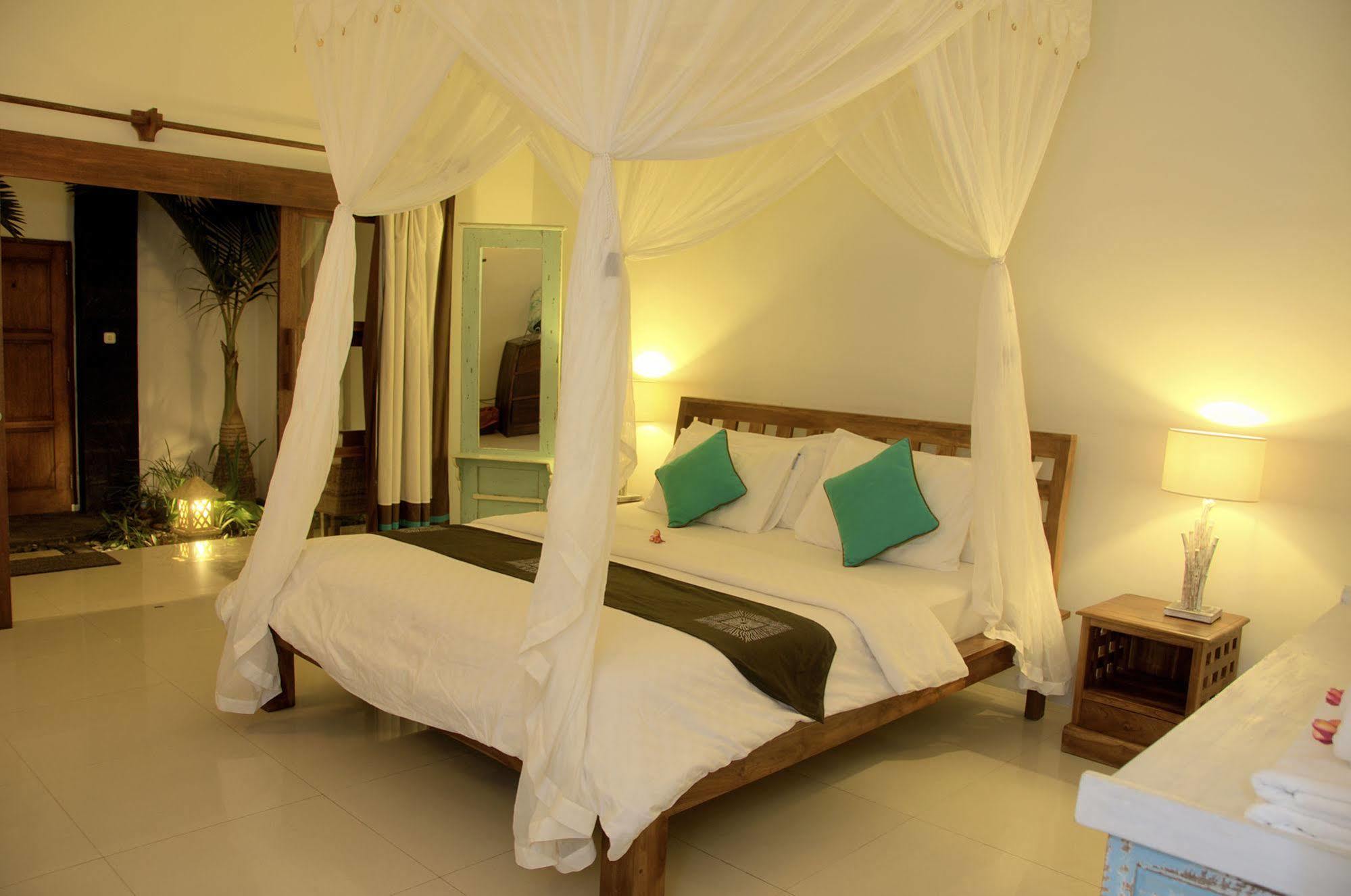 Tir Na Nog Beachfront Resort Гили Траванган Экстерьер фото