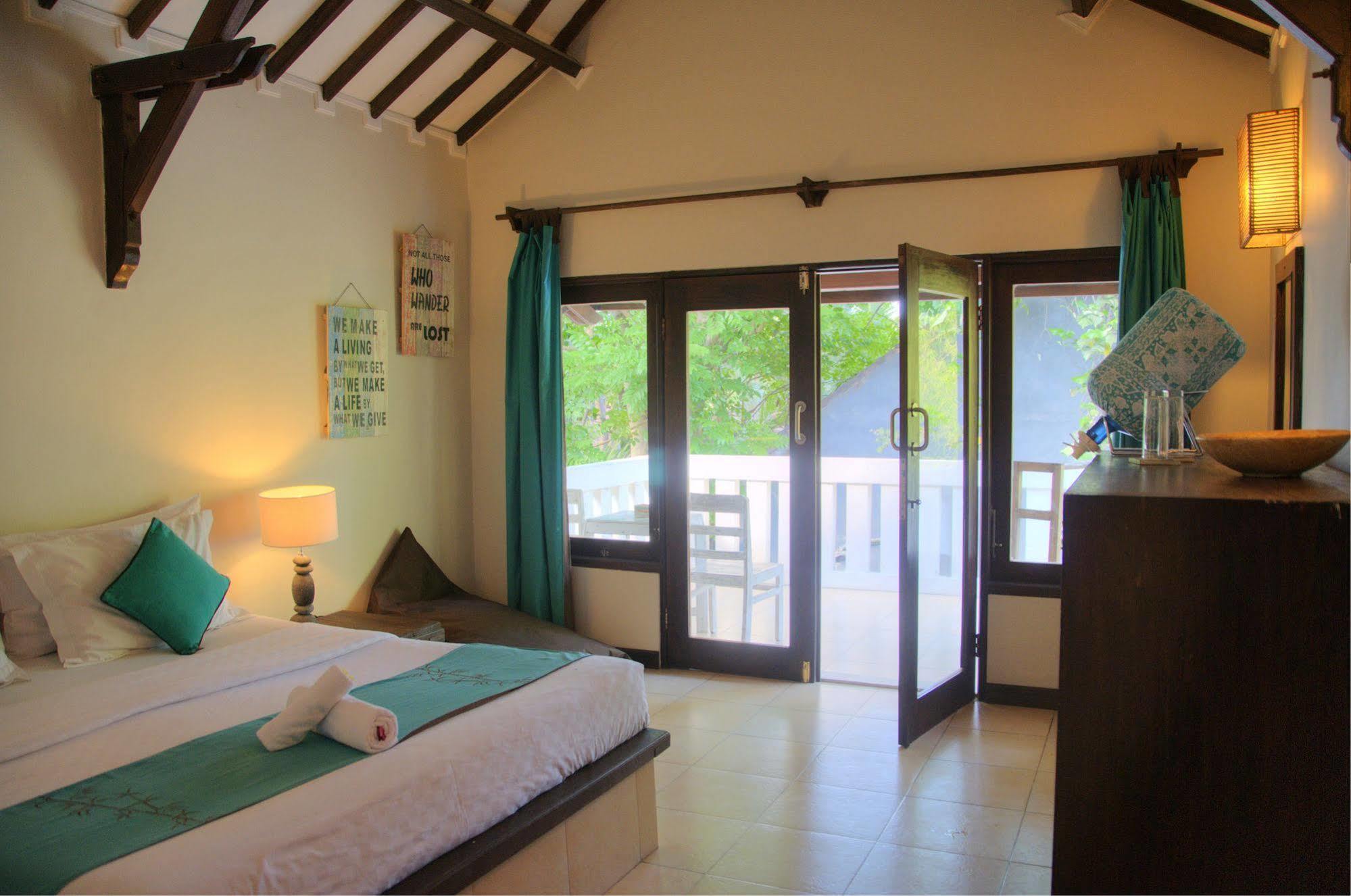 Tir Na Nog Beachfront Resort Гили Траванган Экстерьер фото