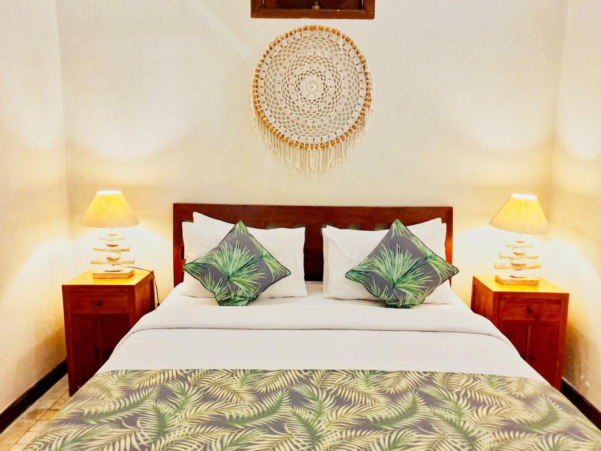Tir Na Nog Beachfront Resort Гили Траванган Экстерьер фото